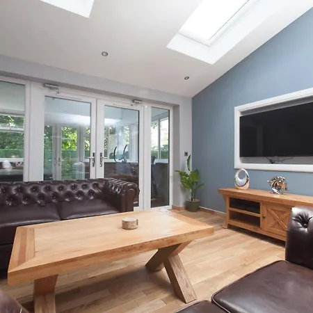 Luxe Arthurs Seat View Townhouse With Hot Tub Апартаменты Эдинбург