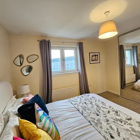 2 Bed Apt, 4 Beds With Parking Apartman