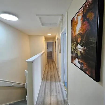 4 Bed House With 6 Beds Διαμέρισμα *