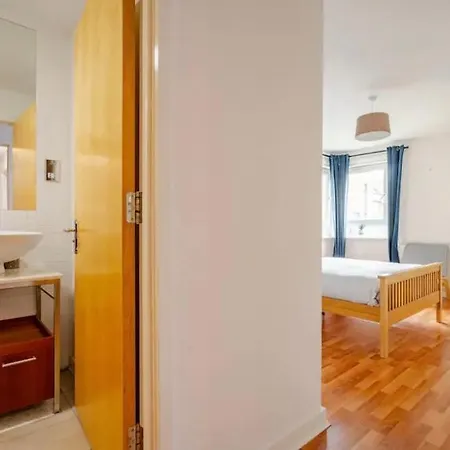 Spacious Near Royal Mile With Free Parking, Lift And Sunny Balcony Edynburg
