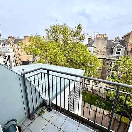 Arthurs Penthouse - Central Leith Walk 2-storey - Free Parking & Fast Wifi *