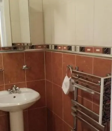 Southside Spacious Flat Sleeps 8 *