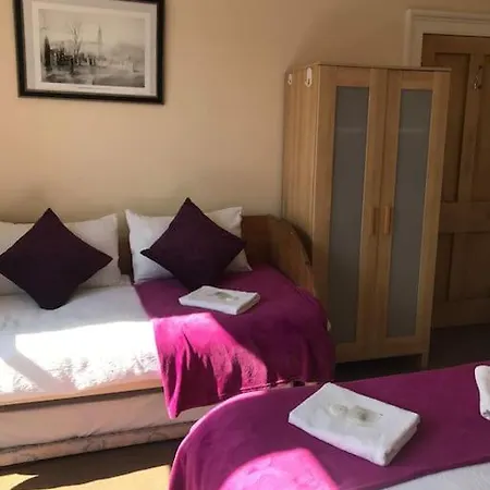 3 Bedrooms For Upto 6 *