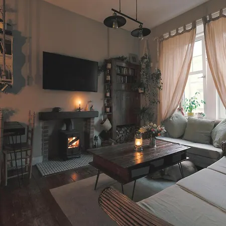 Charming City Centre Flat With Warmth & Character Appartamento *