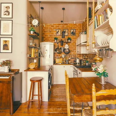 Charming City Centre Flat With Warmth & Character Appartamento *