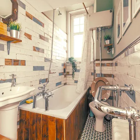 Charming City Centre Flat With Warmth & Character Appartamento