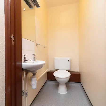Joivy Economy 4 And 5 Bed Flats, Close To Old Town And Royal Mile - Adults Only Apartman Edinburgh