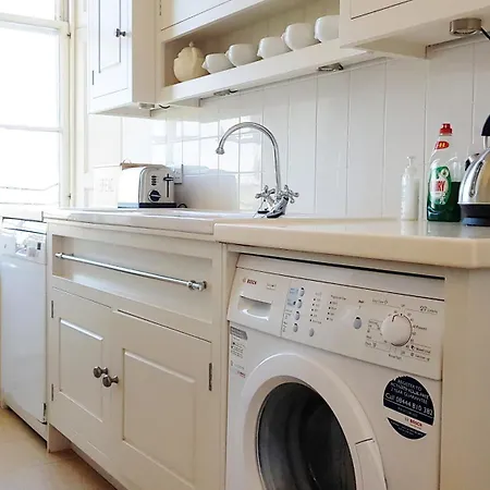 Spacious 2-bedroom Georgian