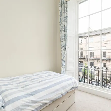 Light And Spacious 2 Bedroom Flat In Heart Of Edynburg