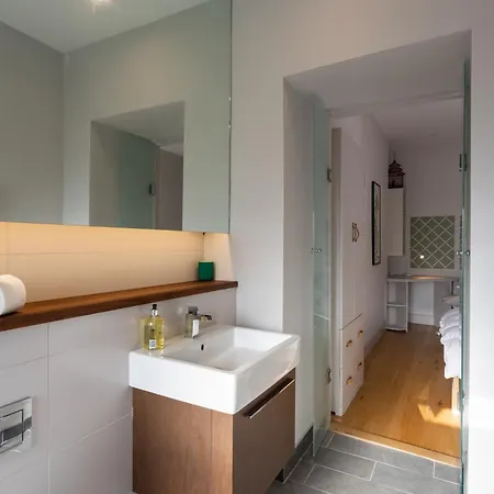Gorgeous 4 Bed Right Beside The Meadows Apartment Edinburgh