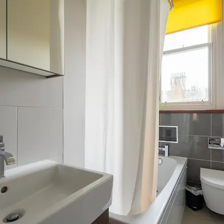 Gorgeous 4 Bed Right Beside The Meadows Apartment