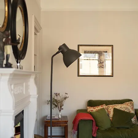 Gorgeous 4 Bed Right Beside The Meadows Apartment *