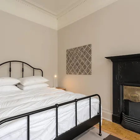Gorgeous 4 Bed Right Beside The Meadows Apartment