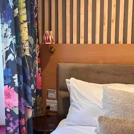 16th Century Courtyard On The Royal Mile *