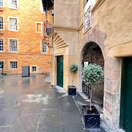 16th Century Courtyard On The Royal Mile * Edynburg