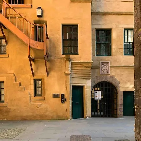 16th Century Courtyard On The Royal Mile Apartament