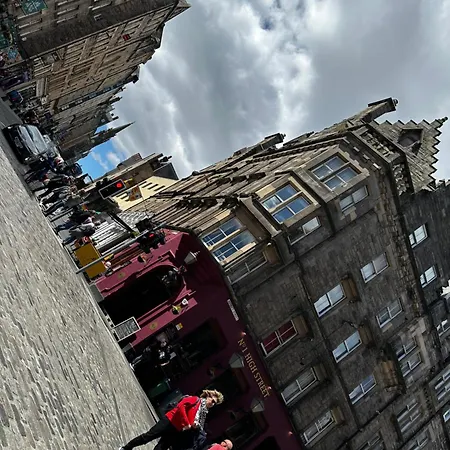 Old House In Of Old Town * Edinburgh