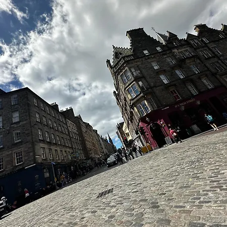 Old House In Of Old Town Apartment Edinburgh