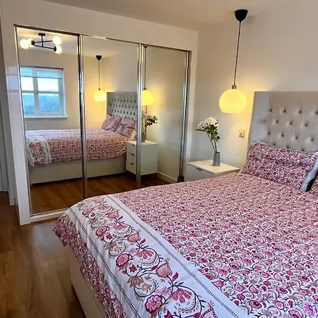 Modern And Spacious With Large Garden إدنبرة