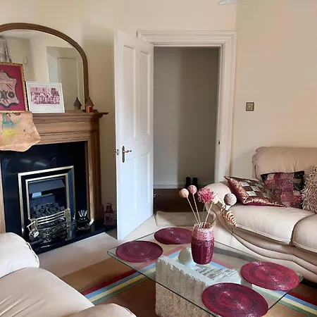 Private In Charming Detached House In Newington Edimburgo