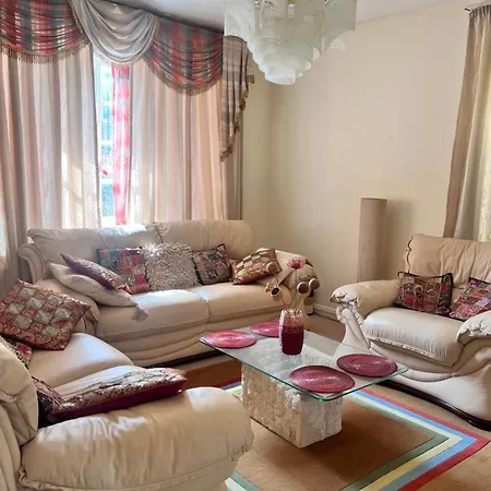 Private In Charming Detached House In Newington Alloggio in famiglia