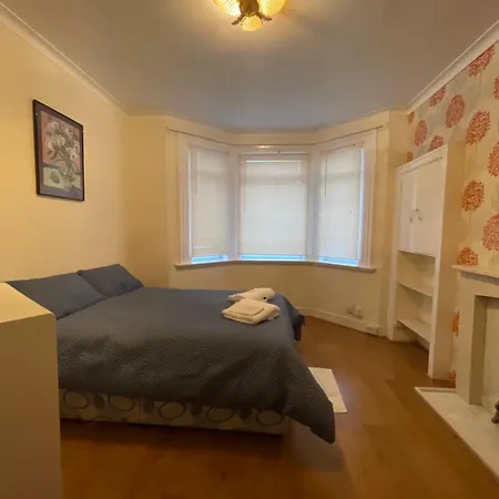 Large Bedroom Near City Centre In With Host *