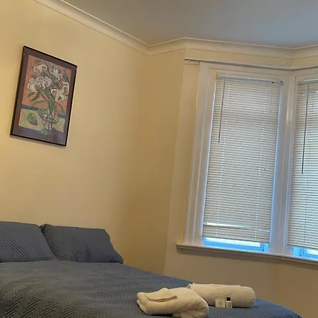 Ubytování v soukromí Large Bedroom Near City Centre In With Host