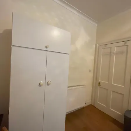 Ubytování v soukromí Large Bedroom Near City Centre In With Host