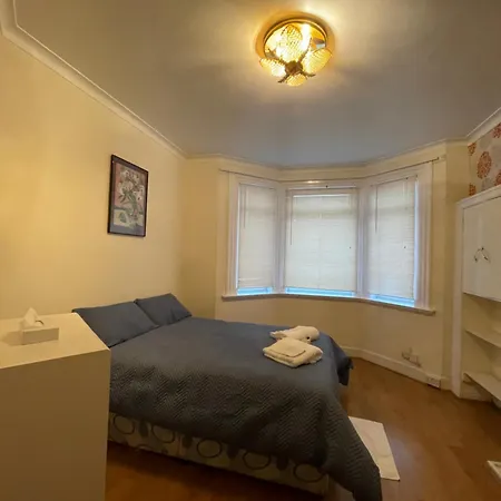 Large Bedroom Near City Centre In With Host * Edinburgh