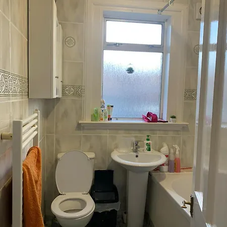 Large Bedroom Near City Centre In With Host * Edinburgh