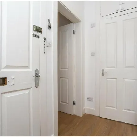 Stunning Modern One Bedroom Apartament Edynburg