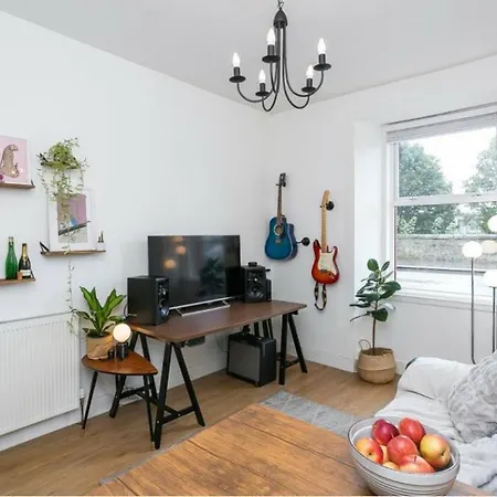 Stunning Modern One Bedroom Edynburg