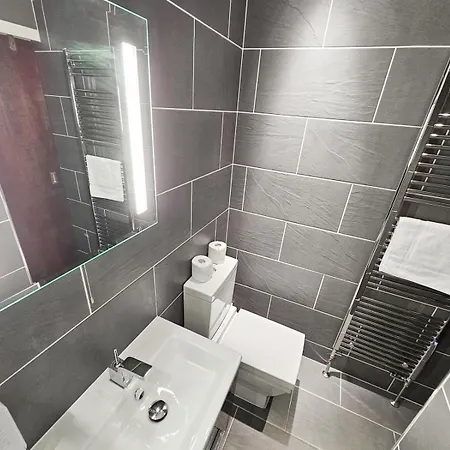 Spacious 2 Bedroom In The Heart Of New Town Apartamento