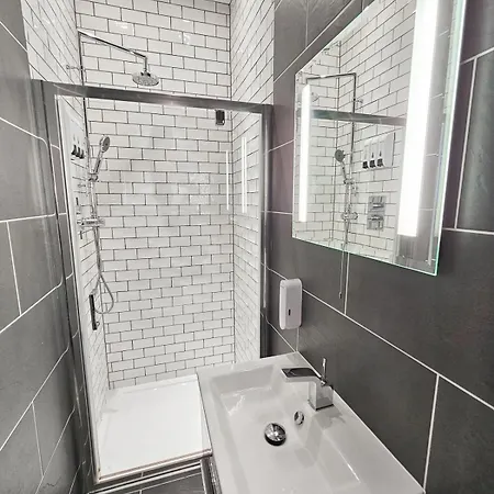 Spacious 2 Bedroom In The Heart Of New Town *