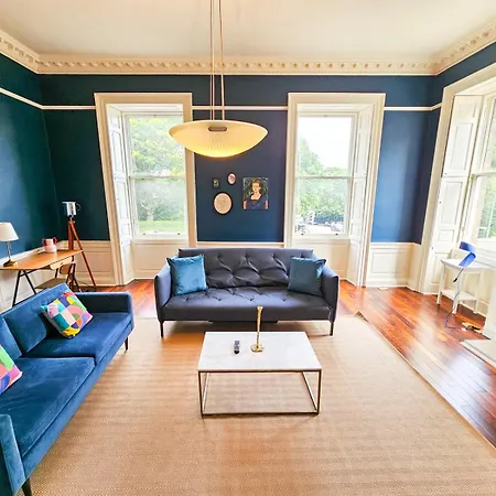 Spacious 2 Bedroom In The Heart Of New Town