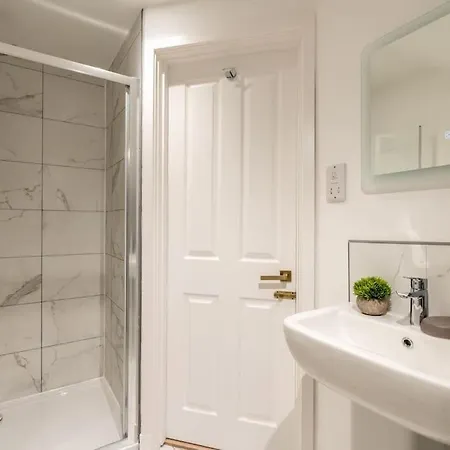Superb Two Bedroom 2 Bathroom Morningside *