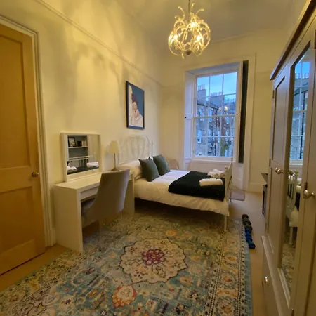 Georgian 4 Bedroom 3 Bathroom New Town Appartement