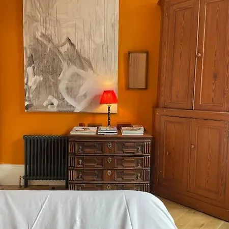 Lovely Old Town Apartment Edinburgh