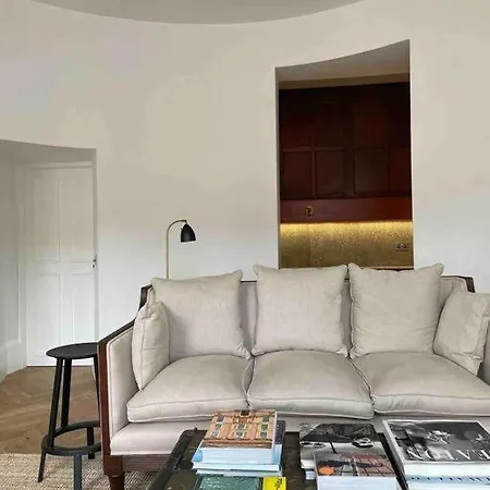 Lovely Old Town Apartment Edinburgh