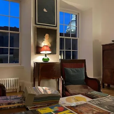 Lovely Old Town Apartment Edinburgh