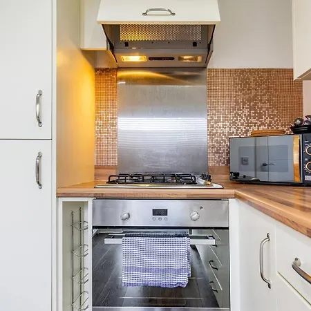 Bright, Modern 2 Bedroom House With Free Parking! *