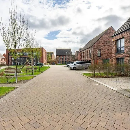 Bright, Modern 2 Bedroom House With Free Parking! * Edinburg