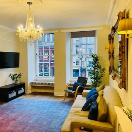 Stunning Royal Mile 2 Bedroom Edinburg