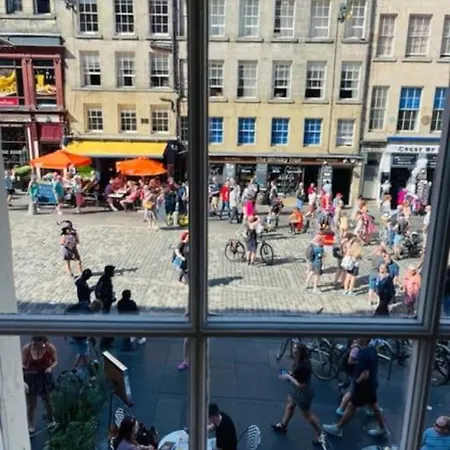 Stunning Royal Mile 2 Bedroom Edinburg