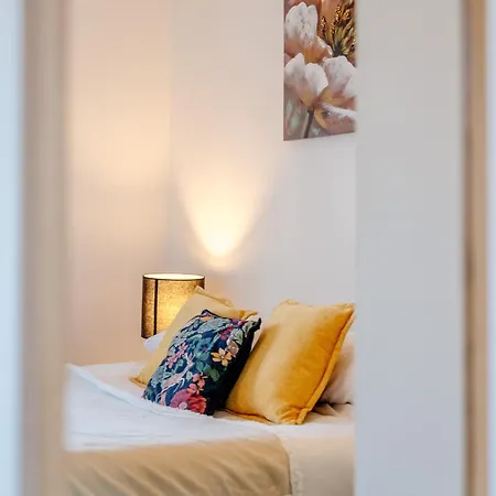 Fab Centre Flat דירה *