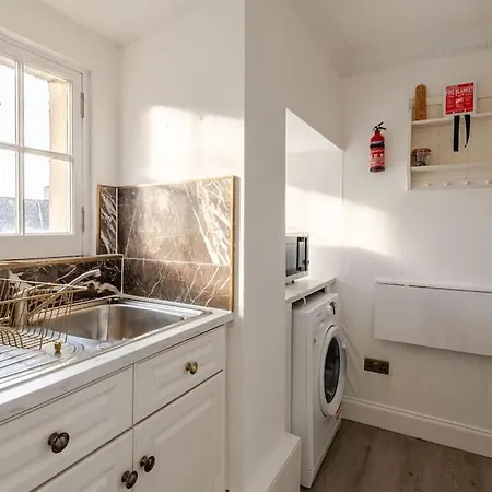 Stunning Royal Mile 2 Bedroom Edinburg