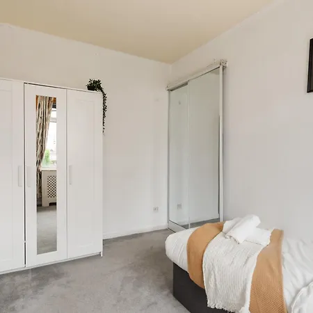 Stunning 2 Bed Free Parking Apartment