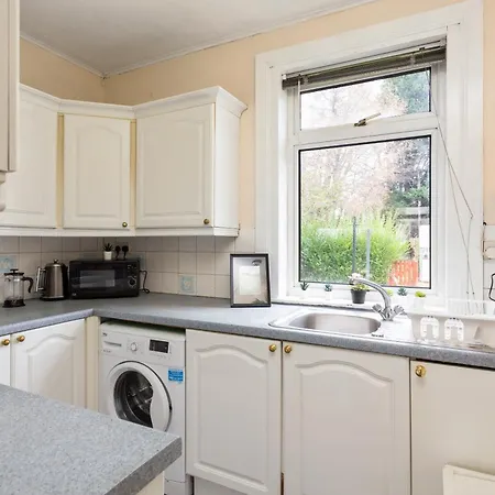 Stunning 2 Bed Free Parking Apartment *