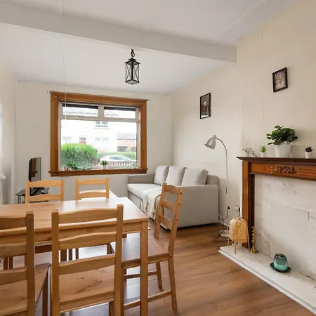 Stunning 2 Bed Free Parking Apartment