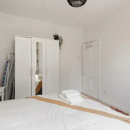 Stunning 2 Bed Free Parking Apartment *